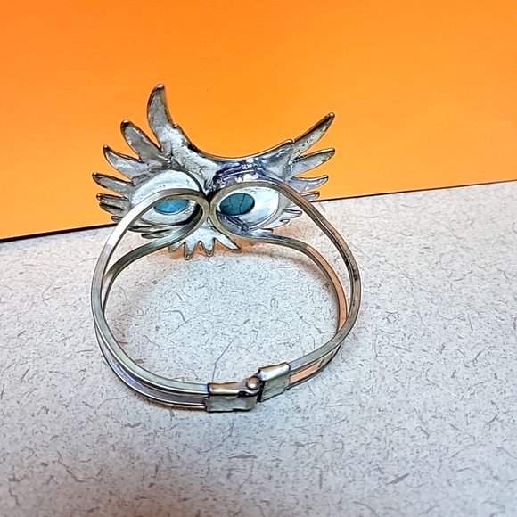 Silver Toned Feather Layers Owl with Turqouise Green Bead Eyes Hinged Bracelet - Picture 3 of 4